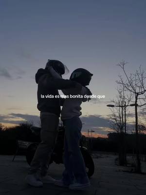 A post by @gloriaaf02 on TikTok caption: #SantJordi2024 #couplegoals #kawasakiz800 #parati #kawasaki #z800 #fyp #agv 