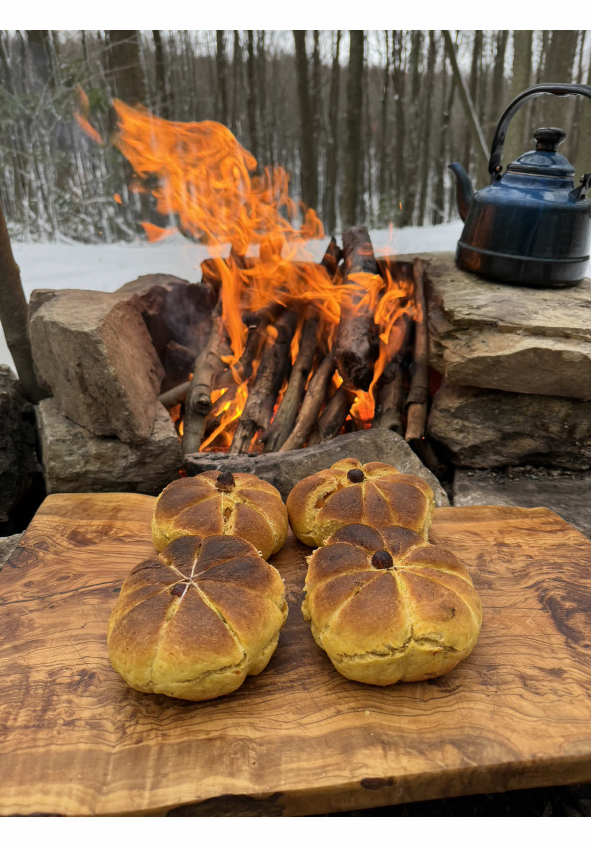 A post by @karadenizli.maceraci on TikTok caption: Bal Kabaklı Çörek ❄️🎃 Delicious pumpkin donut 🥐 #outdoorcooking #outdoor #wintercamping #snow #camping #outdoors #cookingvideos #yummyfood #foodvideo #foodvideos #forest #woods 
