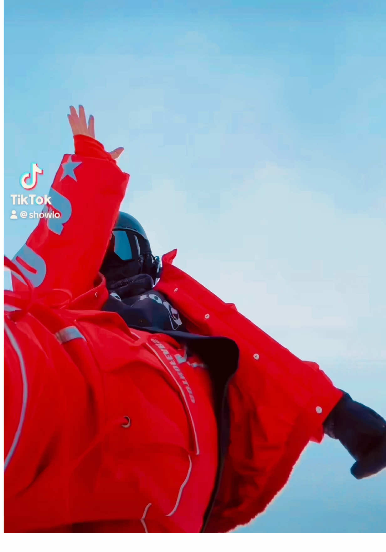 A post by @showlo on TikTok caption: ✌🏻✌🏻✌🏻
