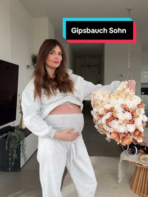 A post by @yvonnedilauro on TikTok caption: Anzeige| Wie findet ihr das Ergebnis? 🥹🩷 ich liebe es!  Das Gipsset und die Muscheln habe ich euch in meiner Amazon Storefront verlinkt 🫶 #gipsbauch #babybauch #DIY #basteln 