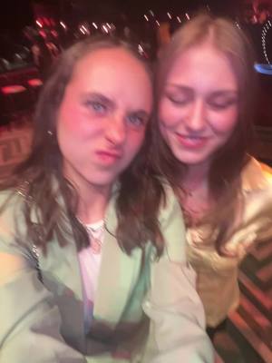 A post by @jessiebluegrey on TikTok caption: Essen tauschen mit @yana clare 