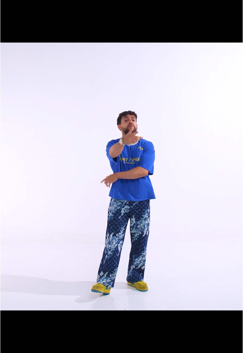 A post by @iamtiagz on TikTok caption: YA DISPONIBLE 🤍🤍🤍 “Cachondos Session” con Kevin AMF, Dani Flow, Victor Mendivil & Los Esquivel #tiagz #kevinamf #daniflow #victormendivil #losesquivel #cachondossession #videooficial #musicvideo 