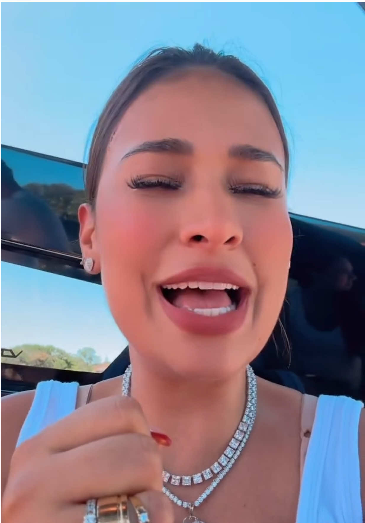 A post by @simoneses on TikTok caption: Já tô no esquenta pra Salvador hoje 😏