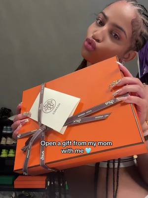 A post by @felaaliyah_ on TikTok caption: #foryoupage #fyp #relatable #unboxing 