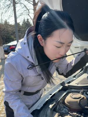 A post by @chequanxiaoqiao on TikTok caption: Only 1% of people know the secret of the car oil dipstick#cardriving #mechanic #carsafety #carskills #carrepair #cartok #carsoftiktok #cars #cartips