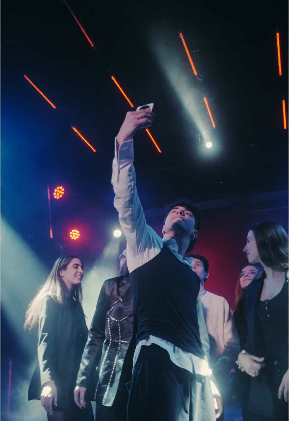 A post by @gianmarcopetrelli on TikTok caption: Ballando tutta la notte con @realme Italia 📱 🏄🏻‍♂️✨💖 #realme14ProSeries #realmesmartphone #PartyPhone #ad