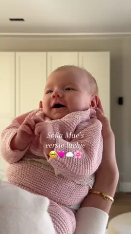 A post by @jellinebrands on TikTok caption: Sofia Mae’s eerste lachje (12 weken) 🥺☁️ #nederland #voorjou #jellinebrands #baby #babyfever #babylaughing 