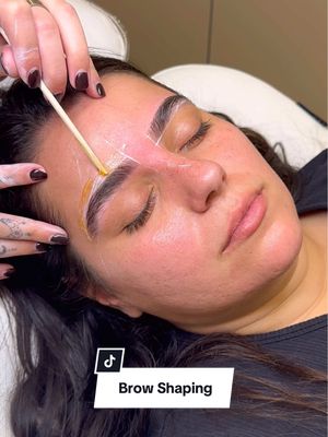 A post by @peakbeautystudio on TikTok caption: the prettiest brows #esthetician #BrowSpecialist #BrowsBocaRaton #BrowsBoca #BrowShaping 