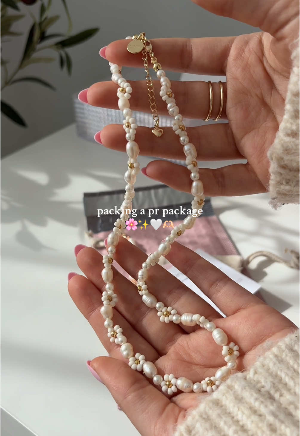 A post by @bijouxlasotita on TikTok caption: Sending a pr package 📦🌸✨🤍 #SmallBusiness #handmadejewelry #handmadejewelrybusiness #beadedjewelry #beadedbracelets #canadiansmallbusiness #packingorders 