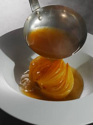 A post by @johjiro on TikTok caption: 新玉ねぎを丸ごと味わい尽くす、究極の一皿がこちら#tiktok料理 #簡単レシピ #料理動画 #レシピ動画 #レシピ #野菜 #副菜レシピ #玉ねぎ