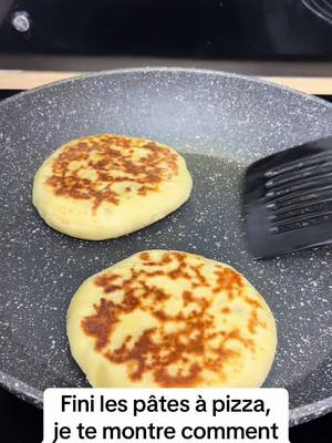A post by @lesdelicesdeyasmine on TikTok caption: #fyp #fypシ #foryou #pourtoi #CapCut #recetterapide #recettefacile #recettedelaflemme #recette #viral_video #Ramadan #recetteramadan #ramadan2025 #paindemie #painfarcie #msemenfarci #buns 