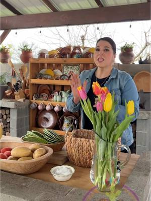 A post by @anaraquelhz on TikTok caption: Juntando los huevos de las gallinas y cocinando un rico almuerzo!😋😋🪵🔥🐓🐣❤️❤️ (Video completo en mi canal de YouTube!)#parati #fyp #cocinandoconraquel 