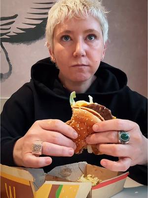 A post by @_elan__ on TikTok caption: 2 bigmac’s, unas papas grandes. Paz y felicidad absoluta. 😌🤝 #foodporn #mcdonalds #bigmac 