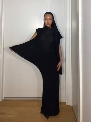 A post by @fiffanyluu on TikTok caption: #isseymiyake 🖤