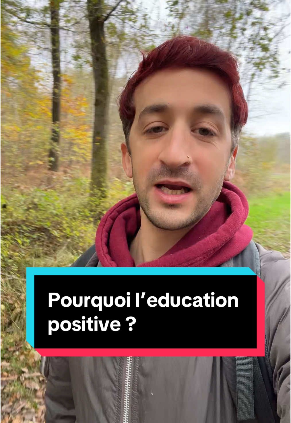 A post by @lecoledelameute on TikTok caption: Trois raisons qui expliquent pourquoi je suis passé en éducation 100% positive Malheureusement, l’éducation bienveillante est devenue un terme marketing qui crée de la confusion sur les méthodes réellement employées pour éduquer vos chiens. Il faut désormais être attentif et averti pour comprendre comment les professionnels travaillent vraiment en éducation positive / bienveillante, qui utilisent se terme pour déguiser leur approche et quels sont les impacts réels sur l’équilibre mental du chien. Il est important pour nous 3 de vous montrer ce qui nous motivent à utiliser cette approche. Nous le faisons pour les chiens, et uniquement pour les chiens. Travailler en éducation positive, c’est aller au rythme du chien avant tout, en le plaçant dans un contexte de gestion de ses émotions, de renforcer les bons comportements et de devenir un véritable soutien émotionnel pour l’individu. C’est cette différence fondamentale qui distingue cette approche des autres.  Une sanction, ou plonger un chien dans un environnement stressant pour l’immerger dans ses peurs, peut sembler anodin et ne pas être perçu comme une faute, mais c’est pourtant bien une erreur. L’éducation positive ne cherche pas à faire taire un comportement par la contrainte mais à le transformer de façon respectueuse. Une des raisons pour lesquelles certaines erreurs passent inaperçues, c’est que le chien finit par cesser ses comportements indésirables non pas par choix, mais par résignation. Soit parce qu’il est épuisé, soit par peur de la sanction. Cette approche, utilisée pour l’éducation ou la rééducation, est en réalité maltraitante. Comme je l’ai expliqué dans ma dernière vidéo, lorsqu’on connaît bien les signaux de communication des chiens, on peut reconnaître les signes de stress directement lié par le geste de l’humain qui travaille le chien. Ces signes ne devraient jamais être ignorés, même si l’objectif est de corriger un comportement gênant pour l’humain, comme les réactivité ou la l’obéissance.  N’oubliez jamais que si votre chien adopte un comportement agressif ou refuse de vous écouter, c’est avant tout parce qu’il ne sait pas gérer ses émotions. Aucun individu n’apprend à gérer ses émotions sous pression, en échec, ou en étant sanctionné. #educationcanine #chien #educateurcanin #chiens #chiot 