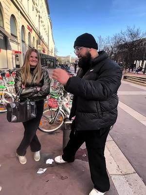 A post by @lelyonnais_ on TikTok caption: Donne ton pourcentage et gagne un cadeau 🎁 #lyon #lelyonnais #humour #cadeau #argent #drole 