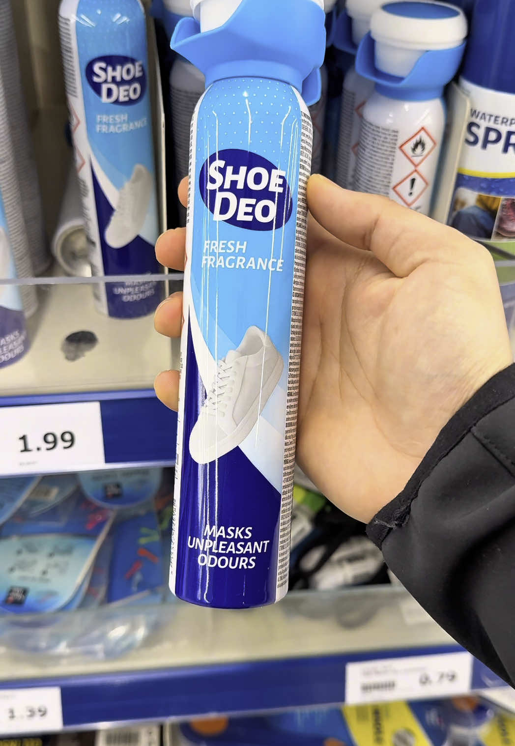 A post by @umboxing.addicte on TikTok caption: Déodorant chaussure+boule désodorisant 👍🏼😍🔥✅ #action #magasinaction #pourtoii #actionaddiction #desodorisant #deodorantchaussure #deodorantspray #odeur #chaussure 