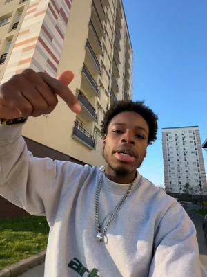 A post by @beendo_z on TikTok caption: Tout l’univers conspire ⚔️📟 #ep #Rap #beendo #NewMusic #propa #beendoz #fyp #pourtoi #prada 