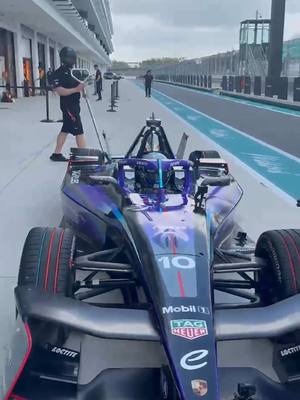 A post by @kunaguero on TikTok caption: #formulae #porsche 😎🏎️