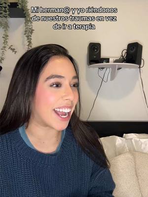 A post by @leal_stephany on TikTok caption: Deberíamos ir a terapia pero es mejor reírse #comedia #humor #hermanas #hermanos  01 🕵🏻‍♀️