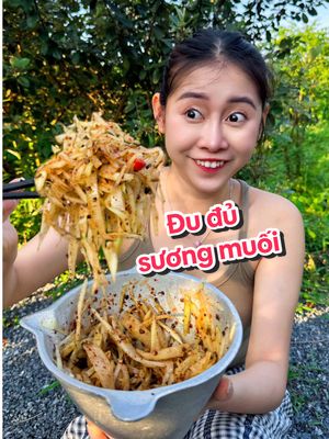 A post by @vietphuongthoa98 on TikTok caption: Tìm được quả sương muối rồi, cây đu đủ gặp tam tai nữa 😆