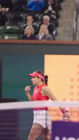 A post by @olimpicocol on TikTok caption: 🤯Camila Osorio hace historia en el Indian Wells 🇨🇴  🎾 La tenista colombiana superó a Naomi Osaka en sets corridos (6-4 y 6-4) en el WTA 1000 Indian Wells y es la  primera colombiana que vence a una ex número uno. 💪 📹: bnpparibasopen 