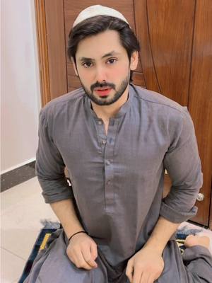 A post by @mujtabalakhani123 on TikTok caption: Qari saab tarrr ra hun🫠😂