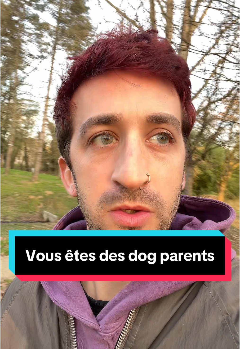 A post by @lecoledelameute on TikTok caption: Vous êtes des dog parents et c’est une bonne nouvelle ✨ Après 7 ans d’expérience en tant qu’éducateur canin, il y a une constante qui reste. Un chien qui fait confiance à son humain, ça se voit et c’est grâce au soutien émotionnel qui lui ai donné.  Stop à cette idée reçue : « les chiens se régulent tout seul ». NON C’EST FAUX.  Tous les chiens n’ont pas la capacité à supporter seul un évènement violent et marquant. La grande majorité des chiens doivent être épaulé et aider dans leurs apprentissages surtout au début pour développe de la confiance en soi.  Faites attention aux interactions et apprenez à sélectionner les rencontres. Une bonne sociabilisation c’est avant tout une socia sélective. Et j’insiste bien là dessus. C’est donc la qualité et pas la quantité des rencontres qui priment.  Et si jamais une rencontre se passe mal, soyez là pour votre chien. Rassurez le ensuite : son cortisol va baisser plus vite et il sécrètera de l’oxytocine (développement de l’attachement et sensation de réconfort). Votre chien fera la lien entre vous et cette sensation de bien être, et à l’avenir, il reviendra vers vous avec plus de facilité si quelque chose l’inquiète. Parole de scoot, juré ça marche !  Laisser un chien en détresse en s’imaginant que le rassurer renforcera sa peur abîme votre relation !  Une peur est une émotion, et une caresse n’est donc pas vue comme une récompense. Votre chien ne va pas se dire qu’il a eu raison d’avoir peur parce qu’il est caressé.  Medor ne se dit pas « Chouette une caresse quand j’ai peur, je vais donc créer de la peur pour avoir un câlin. ». Car le chien ne ment jamais dans son langage corporel. Si le chien ressent une émotion, son corps la traduit. Donc s’il montre de la peur… il A PEUR ! Soyons là pour nos animaux, on leur doit bien ça vu tout l’amour qu’ils nous donnent 🫶 Partage ce reel autour de toi pour aider à changer les mentalités : rassurer son chien est votre meilleur moove.  #chien #chiens #educateurcanin #educationcanine #chiot 