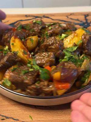 A post by @na_xapaktepe on TikTok caption: «Оджахури» 🥘 Мясо с картошкой по грузински 🇬🇪  Ингредиенты: Мясо 500гр Картошка 1 кг Лук 2 шт Перец сладкий 2 шт (в оригинале острый) Зелень  Соль  Перец Хмели сунели  Перец Чили красный