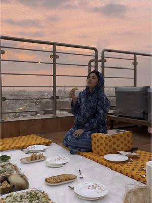 A post by @saramohannad_ on TikTok caption: يلا قومو اكسرو الروتين وافطرو برا #ساره_مهند_😩🦾 #رمضان_كريم #رمضان_يجمعنا #رمضان 