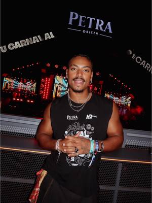 A post by @luccasabreuu on TikTok caption: O meu carnaval com @petracerveja foi inesquecível! A folia acabou, mas a saudade já tá gigante. E vocês, qual foi o momento mais marcante do carnaval? Comentem aqui com a #CARNAPETRA, quero saber tudo! #CarnaPetra ❤️‍🔥❤️‍🔥❤️‍🔥 #CARNAVAL2025 #BEBACOMSABEDORIA #PUBLI 
