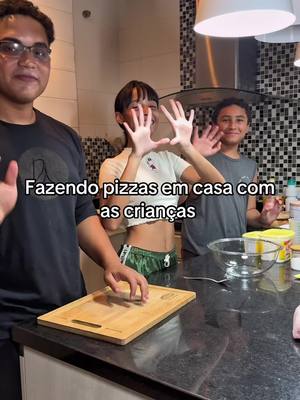 A post by @jennialarcon_ on TikTok caption: Quantos anos vcs acham que essas crianças tem? Kkkkkkk