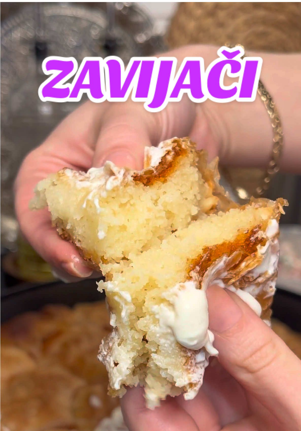 A post by @kuhati.offiziell on TikTok caption: Ramazan Mubarek 🤲🏼🕋 Zavijači sa Grizom 🥰 🇧🇦 Sastojci Tijesto - 300 Gr. Brasna - 180 ml mlake Vode - 1 Kasicica Soli - 1 Kasika Ulja Fil - 2 Jaja - 1 Casa Jogurta - 1 Casa Ulja - 2 Case Griza - 1 Kasicica Soli - 1 Prasak za Pecivo Preliv - 500 ml Mlijeka - Kocka Maslaca - 1 Kascica Soli Premazati pavlakom -> na 220 Stepeni oko 25 Min. peci dok primi zlatnu boju. 🇩🇪 Zutaten Teig - 300 Gr. Mehl - 180 ml lauwarmes Wasser - 1 EL Salz - 1 EL Öl Füllung - 2 Eier - 1 Glas Joghurt - 1 Glas Öl - 2 Gläser Grieß - 1 EL Salz - 1 Backpulver Übergießen mit - 500 ml Milch - 1 Würfel Butter - 1 TL Salz - bestreichen mit Schmand -> Bei 220 Grad ca. 25 Min. backen bis es goldbraun ist. #zavijaci #Ramadan #iftar #ramadan2025 #kuhati #kochenmitkima 