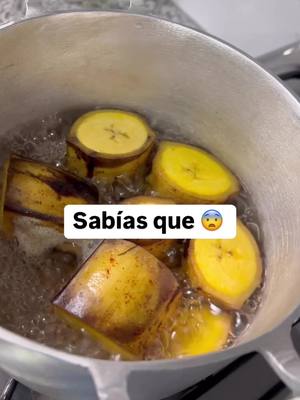 A post by @alexcifuentesfit on TikTok caption: 🔥 Desayuno fit para bajar de peso 🔥 Empanadas de plátano maduro con queso, ¡sin harina y sin aceite! 💪🏼✨ 🥑 Receta: 1️⃣ Cocina 1 plátano maduro en agua (15 min), pélalo y machácalo. 2️⃣ Agrega un puñado de queso y forma la empanada. 3️⃣ Corta los bordes con un plato y lleva al airfryer (5 min). 4️⃣ Acompaña con 2 huevos fritos en agua. Si quieres más recetas y un plan completo para bajar de peso, únete a mi Reto Marzo Sin Panza 💥💪🏼 💬 Comenta RETO o haz clic en mi perfil! 🚀 #recetas #desayuno #recetas 