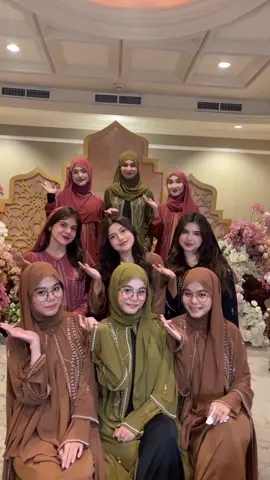 A post by @dddkembar on TikTok caption: Tebak yang bukan kembar yg mana?😊 #fyp #xyzbca #ViralDiTikTok 
