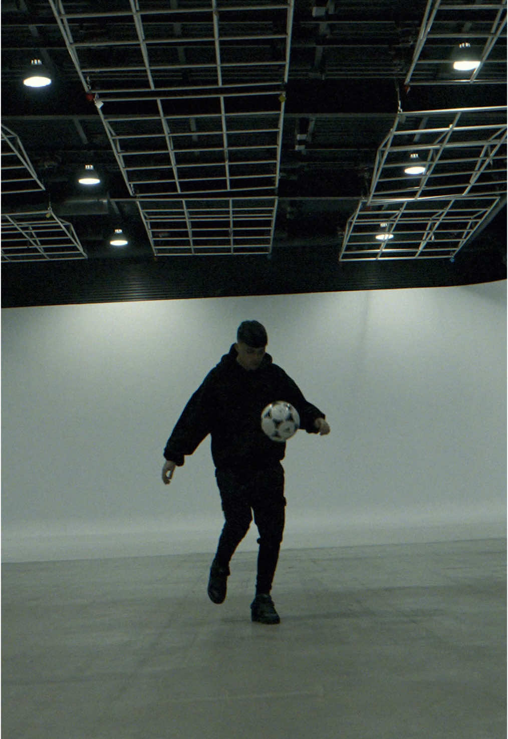 A post by @pedri on TikTok caption: Siempre hay sitio para un balón 🎥⚽️ #fyp #parati 