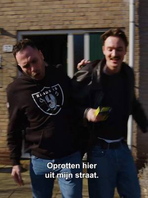 A post by @bramkriktok on TikTok caption: Mannen geven elkaar te weinig complimenten! Dus ben ik mijn grote vriend maar eens gaan opzoeken in de geest van complimentendag! Uiteraard met de Philips OneBlade van @philipsbenelux; complimenten gegarandeerd na al dat trimmen, scheren en stylen 🔥*ad