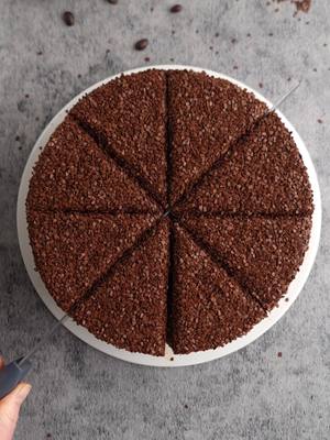 A post by @on_est_gourmands on TikTok caption: Tiramisu au chocolat  La crème au mascarpone : 4 jaunes d'œufs  80g de sucre  500g de mascarpone à température ambiante  150g de chocolat noir 300g de crème montée  Des biscuits boudoirs  1 tasse de café Pour imbiber  La ganache  80g de chocolat  80g de crème  Bouillir la crème et verser sur le chocolat, émulsionner puis verser sur le Tiramisu. 🇬🇧 Chocolate Tiramisu Mascarpone cream: 4 egg yolks 80g sugar 500g mascarpone at room temperature 150g dark chocolate 300g whipped cream Boudoir biscuits 1 cup of coffee To soak Ganache 80g chocolate 80g cream Boil the cream and pour over the chocolate, emulsify then pour over the Tiramisu.