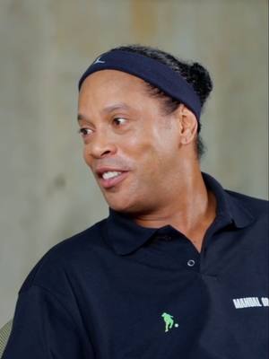 A post by @ronaldinho on TikTok caption: Se você ama o que faz, nunca será trabalho! 🔥⚽ Eu vivi o futebol com alegria. E você? 🎩✨ Vem comigo e vamos trazer a magia de volta ao futebol!  🧙‍⚽