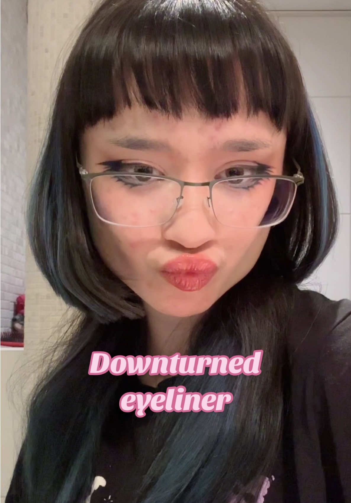 A post by @realkitta on TikTok caption: Downturned eyeliner op mijn manier :p #eyelinertutorial 