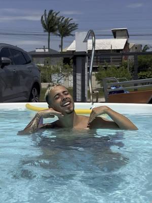 A post by @wuesilva on TikTok caption: A cara de quem deixou o realme C75 cair na piscina e não precisou entrar em desespero 🤡💦 #realme #realmeC75 #DuroNaQueda #FeraNaAgua #resistencia @realme Brasil 
