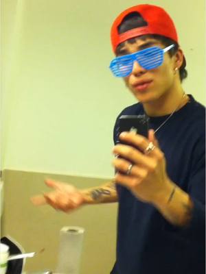 A post by @thesamjorden on TikTok caption: #iphone4 #CoolKids 