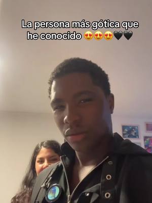 A post by @mikemilfortversionmalo on TikTok caption: La persona más gótica 