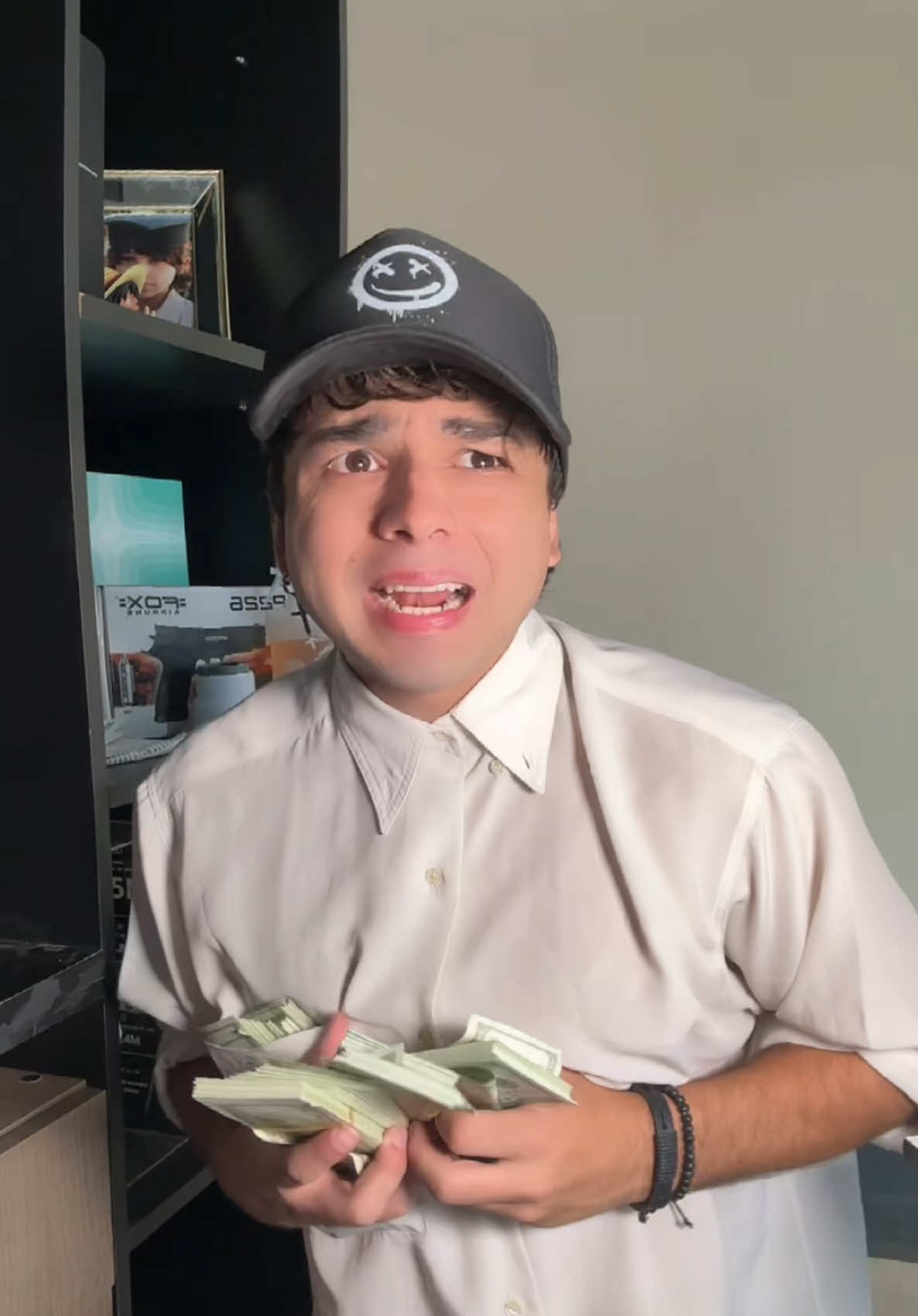 A post by @elmaxz_ on TikTok caption: Honestidad es mi segundo nombre 😎 #parati #fyp #humor #xybzca 