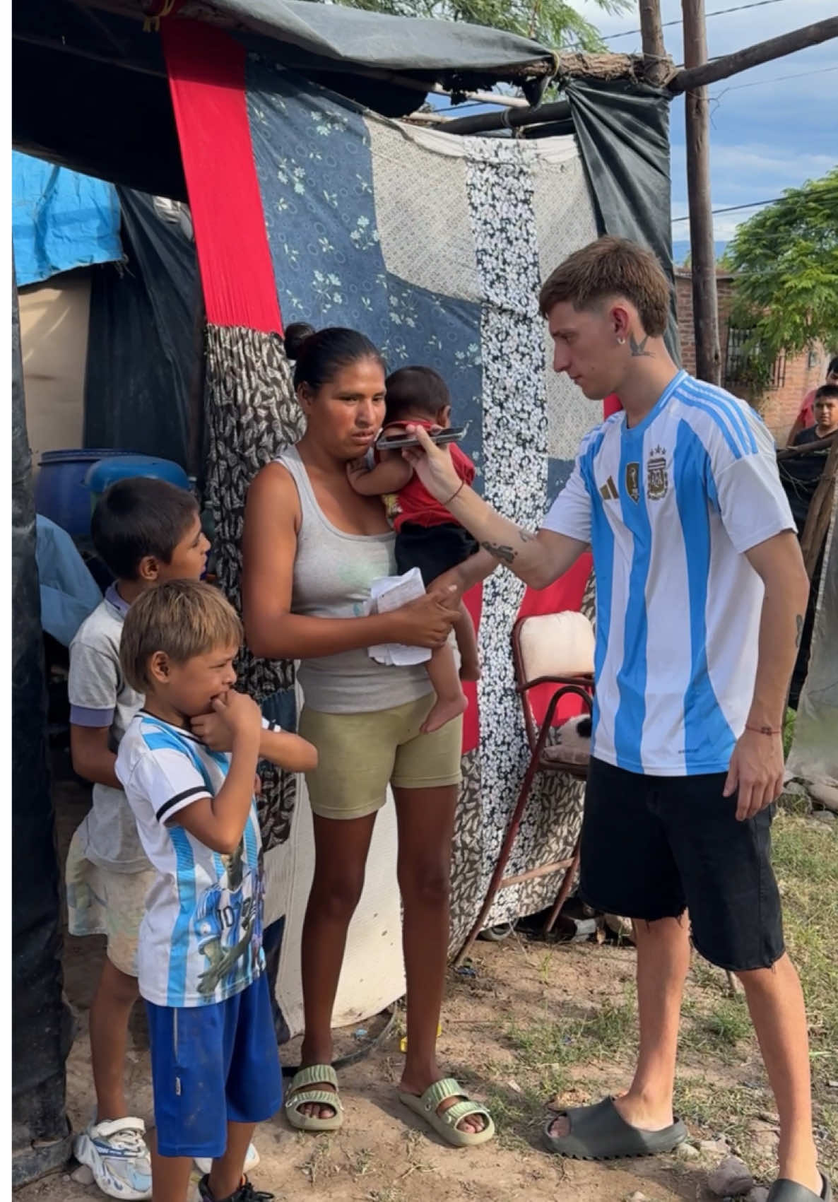 A post by @nicovoutrinas on TikTok caption: Los niños no tenían para comer ni para ir a la escuela.. 🥺