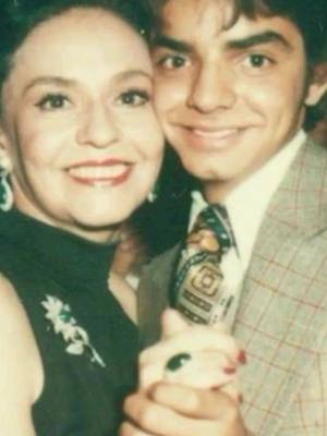 A post by @ederbez on TikTok caption: Hoy, hace 93 años, nació Silvia Derbez, una mujer extraordinaria, madre amorosa y presente, esposa y actriz apasionada, siempre libre y entregada en todo lo que hacía. Hoy celebro su vida y la de todas las mujeres. Feliz cumpleaños hasta el cielo, mamá. 🤍