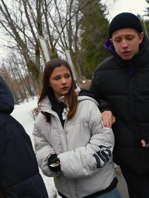 A post by @cool.baybay on TikTok caption: КИДАЕТ РОЗЫ В СПИНУ БАТЕ