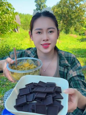 A post by @vietphuongthoa98 on TikTok caption: Socola Dubai phiên bản làm biếng 😆