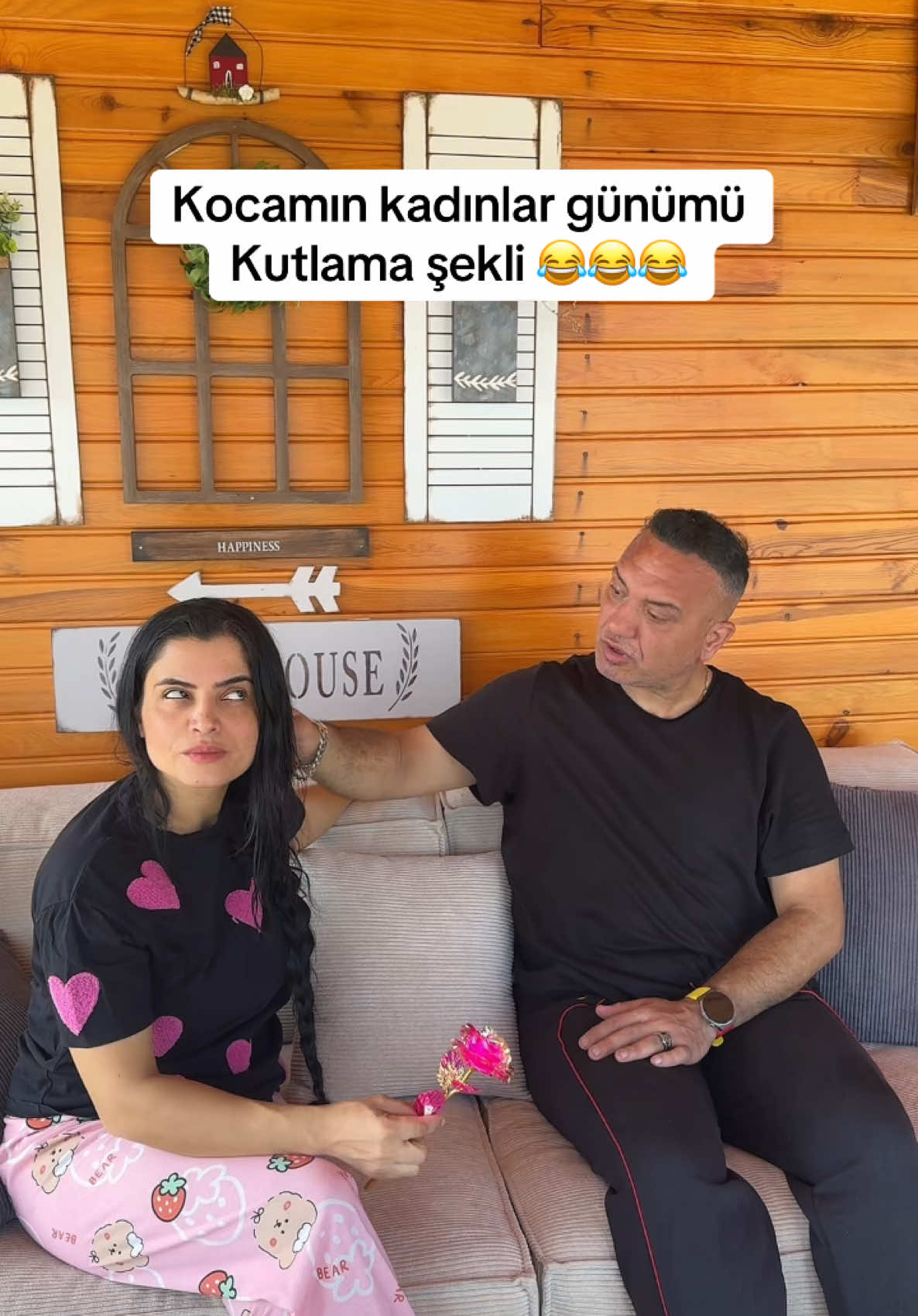 A post by @yasemin.serkan35 on TikTok caption: Kadınlar günümüz kutlu olsun 🌸😂
