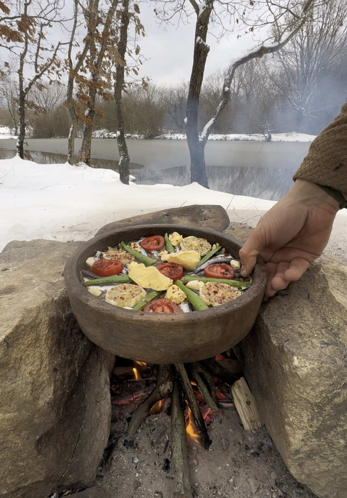A post by @karadenizli.maceraci on TikTok caption: Kiremitte Hamsi Buğulama 🧊🐟 Setaamed anchovies on a tile 🐟 #fish #outdoorcooking #outdoor #outdoors #camping #nature #balık #fishlovers #cookingvideos #yummyfood #foodvideos #forest 